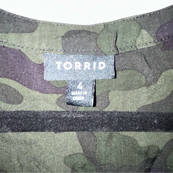 Torrid Camouflage Button-Up Blouse 4 - Picture 5 of 8
